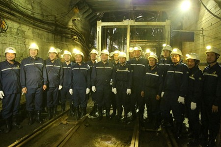 ຮອງນາຍົກລັດຖະມົນຕີຮ່ວາງຈູງຫາຍຢ້ຽມຢາມແລະເຮັດວຽກກັບບາງຫົວໜ່ວຍຂະແໜງຖ່ານຫີນຢູ່ແຂວງກວາງນີງ